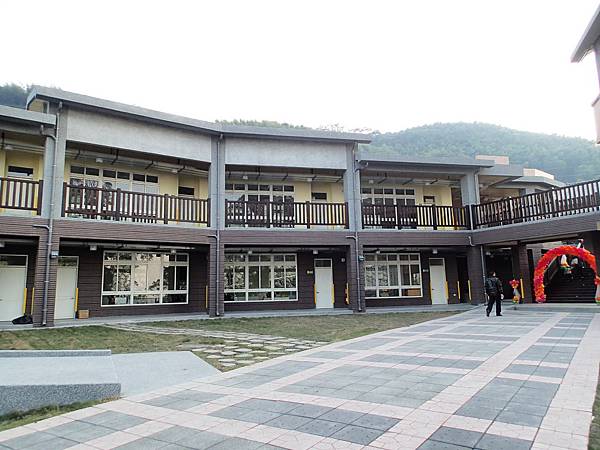 這算是校園的教室主要入口處吧!