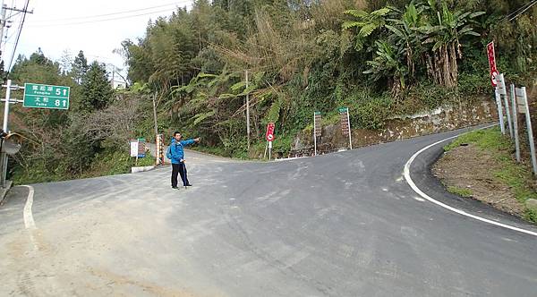 在頂石棹遊客中心前這3條岔路.右邊往上走就會到霞之道步道口.