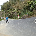 在頂石棹遊客中心前這3條岔路.右邊往上走就會到霞之道步道口.