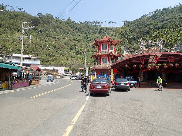 在華山的路上在咖啡大街上會看到福華宮..就可以停車在附近停車場囉!