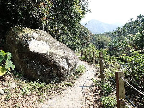 一邊走.一旁還有卡拉ok