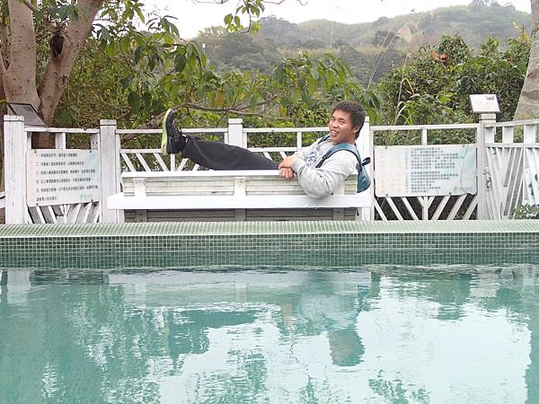 午茶就在阿呆這張舉腿照中結束囉!接著要前往日新島囉!