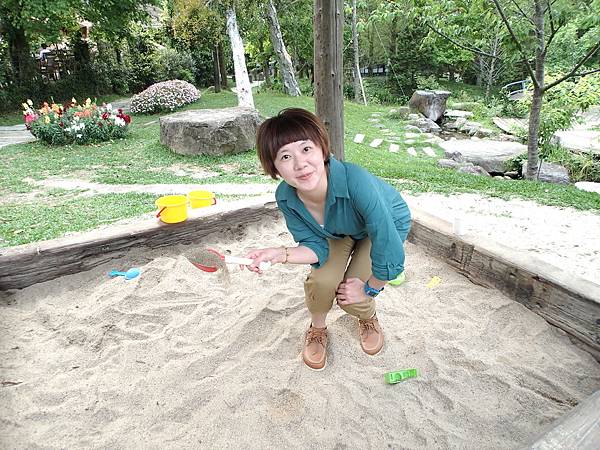 然後不懂小孩為什麼可以一直玩沙.玩很久