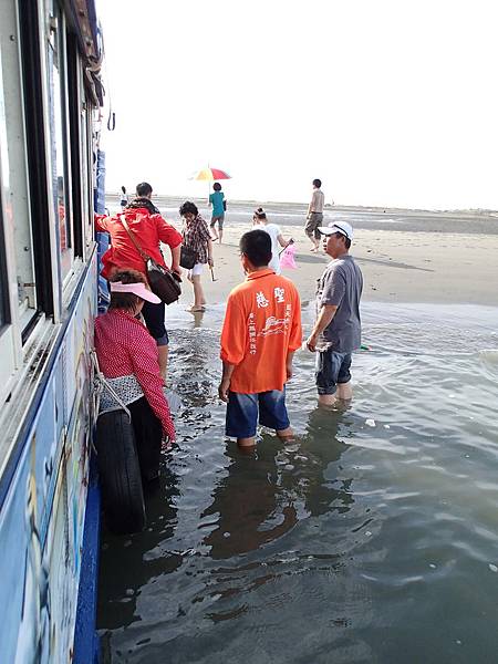 會建議鞋子直接放在船上.拖鞋也是.就直接赤腳走沙洲就好了