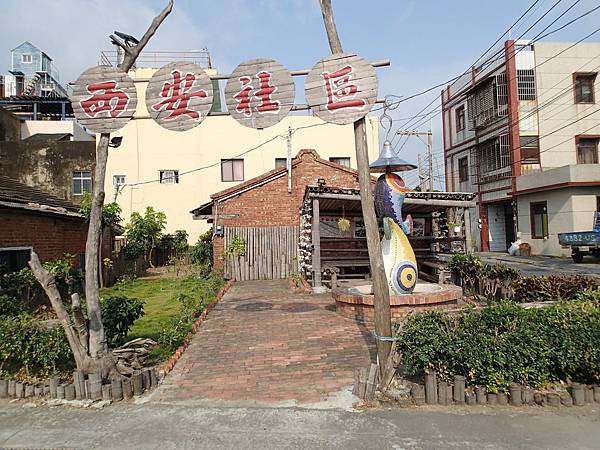 國寶阿祖的彩繪古厝不是很好找.在往嘉義縣布袋再到過溝派出所時.會看到左邊有西安社區的巷子.轉進去