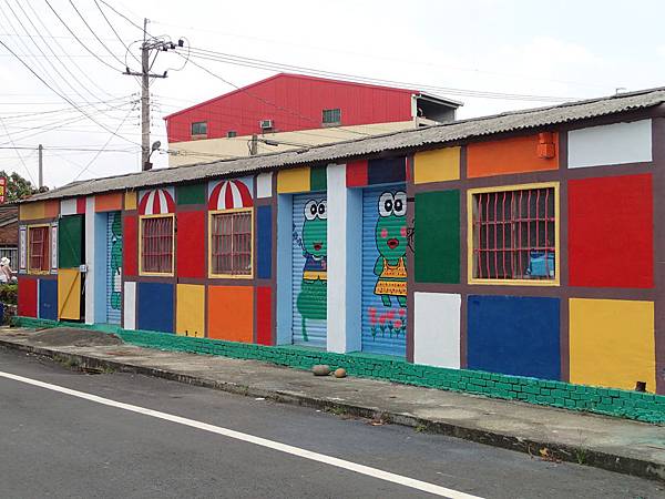 超繽紛的橋面..感覺好像是間空屋的樣子