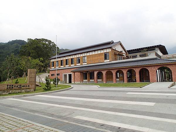 草嶺地質生態國小的校舍有濃濃的東洋風