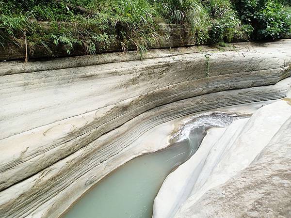 長年和河水沖刷石壁的痕跡