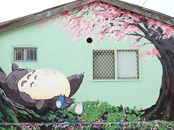 這幅櫻花樹下的龍貓.美極拉!