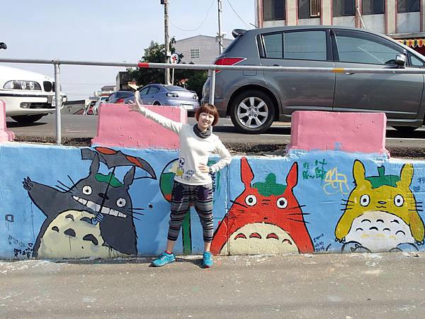 陸橋旁沿途都有許多小龍貓..但畫的最傳神還是路口處的大幅龍貓阿!
