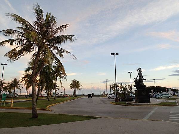 清晨的機場門口