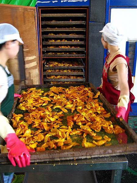 一批一批送進去烘烤