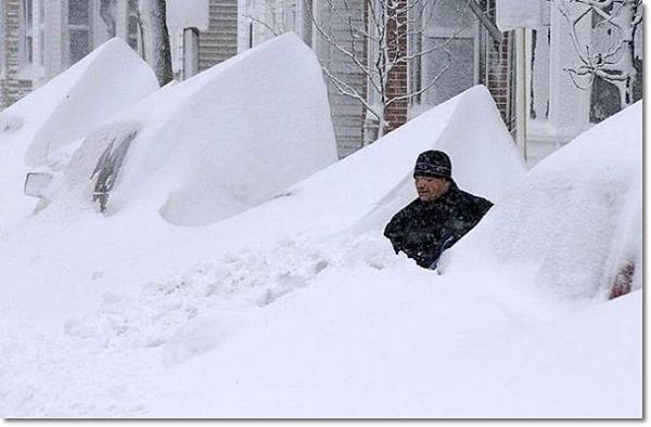 暴風雪襲擊美國，創造世界最高雪堆