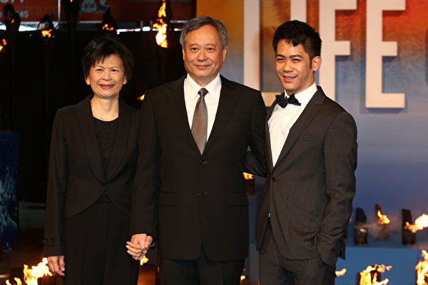 李安夫婦及其次子李淳合照。(Tim Whitby/Getty Images)