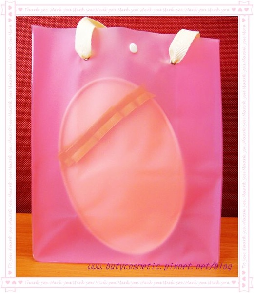 橢圓型禮盒用粉紅透明袋子裝