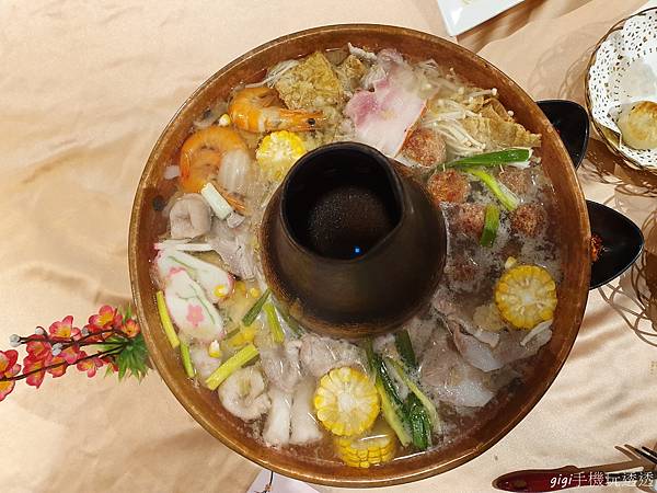 台北美食｜東北真不同私房菜館｜飄香東北、四川口味，正宗酸菜白肉鍋｜gigi手機玩透透-13.jpg