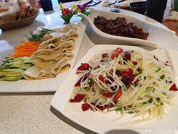 台北美食｜東北真不同私房菜館｜飄香東北、四川口味，正宗酸菜白肉鍋｜gigi手機玩透透-12.jpg