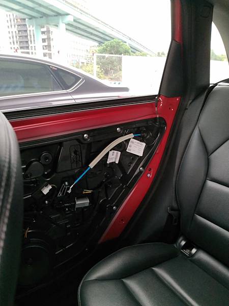 B180右後方異音排除：避震器更換