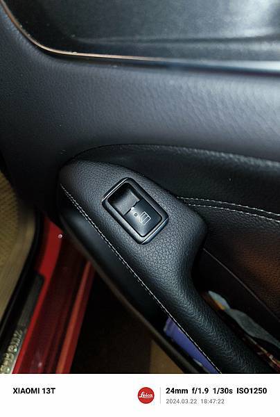 賓士B180電動窗開關掉漆更換