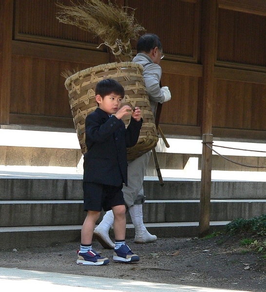 小男生_撿東西