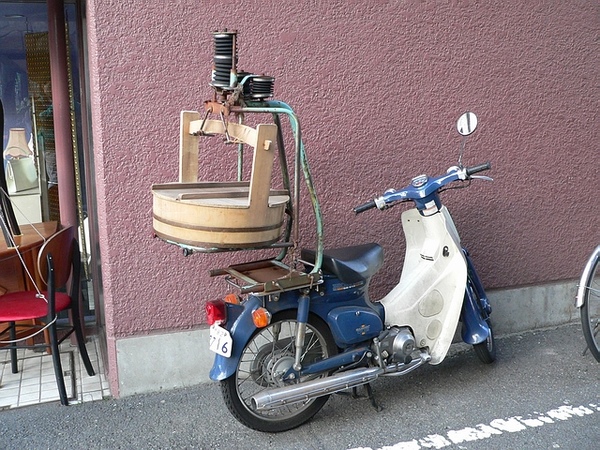 送壽司的摩托車