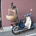 送壽司的摩托車