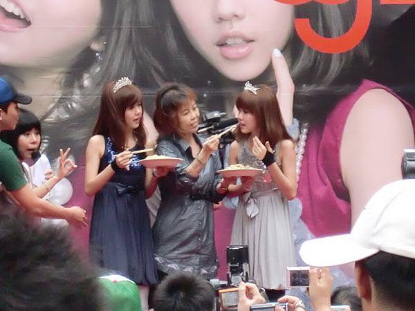 By2媽媽特地從新加坡帶來海南雞飯...