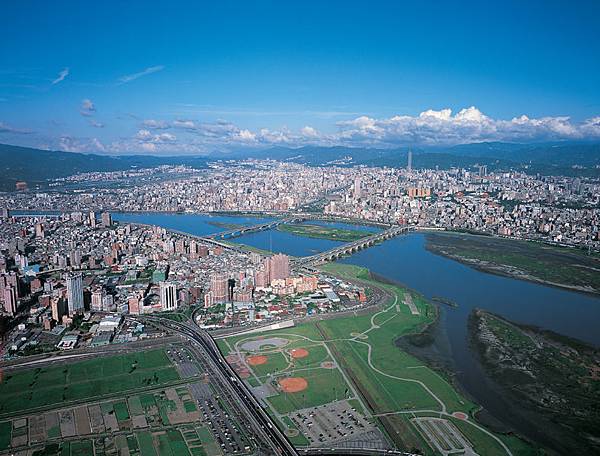 三重河濱公園 淡水河中興橋