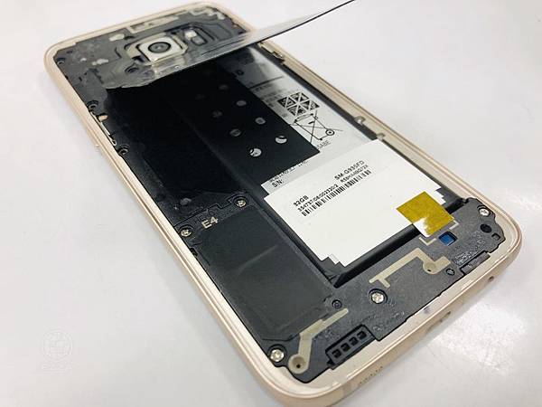 Samsung S7 Edge電池膨脹.jpg