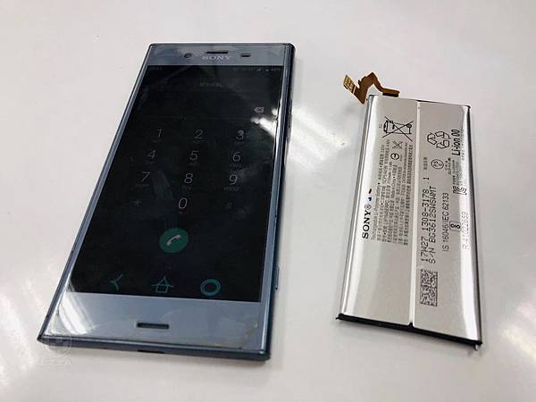 SONY XZ1電池膨脹.jpg