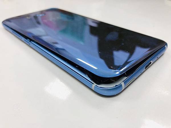 HTC U11電池膨脹.jpg