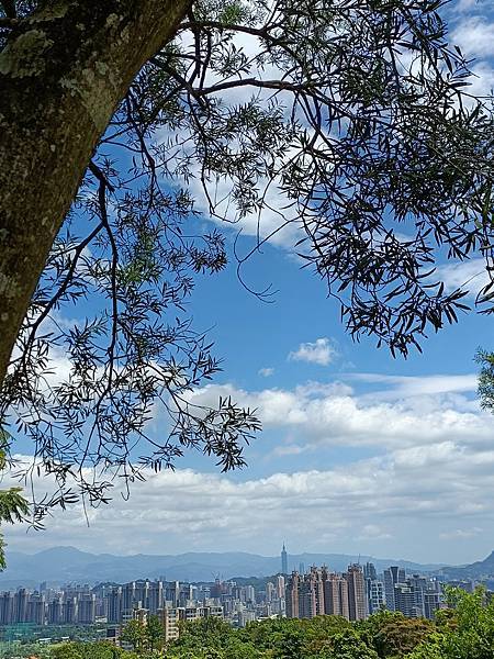 新店 有山有水有大自然!   捷運新店站