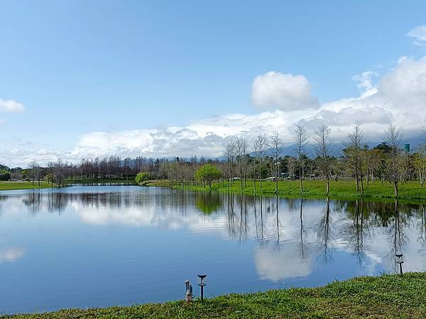星巴克花蓮理想門市—像一幅美麗的風景畫