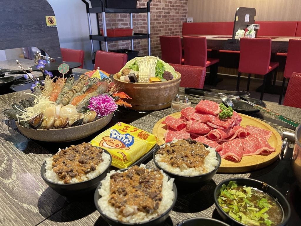 【食记】上官木桶锅中坜加盟店｜麻辣牛奶汤底超推 肉品海鲜超级