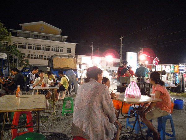 本來要去吃評價新鮮的海鮮但迷路太久人家打烊 只好去夜市吃飯