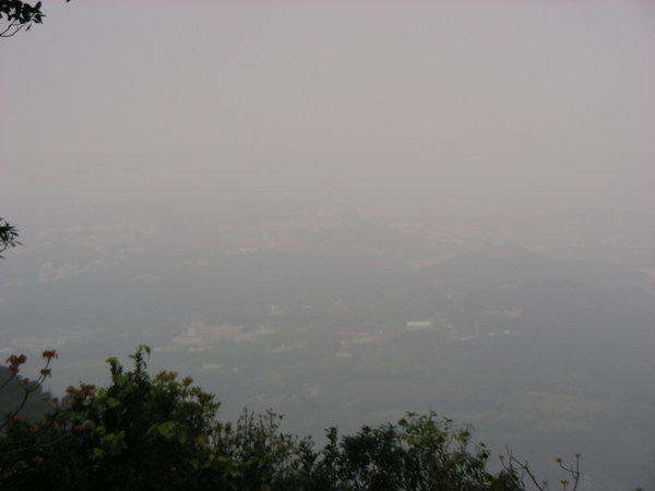 霧濛濛的石門山山頂照