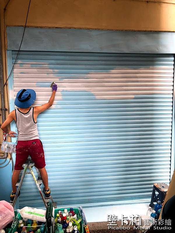鐵捲門彩繪 花花世界 台中社區彩繪 原創壁畫 壁卡柏彩繪工作室 痞客邦