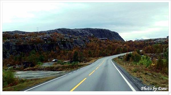 19 E10 Lake Svartvatnet rest area.JPG