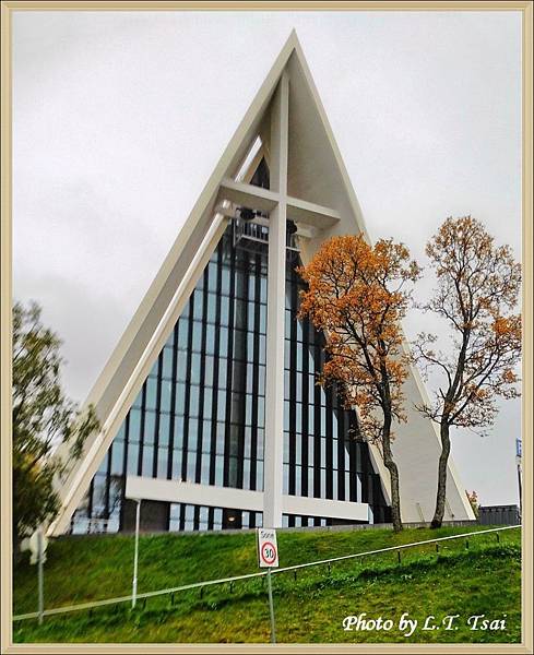 12 Tromso Arctic Cathedral.jpg