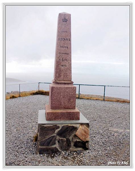 70 Nordkapp-Kong Oscar II Besteg Monument.JPG