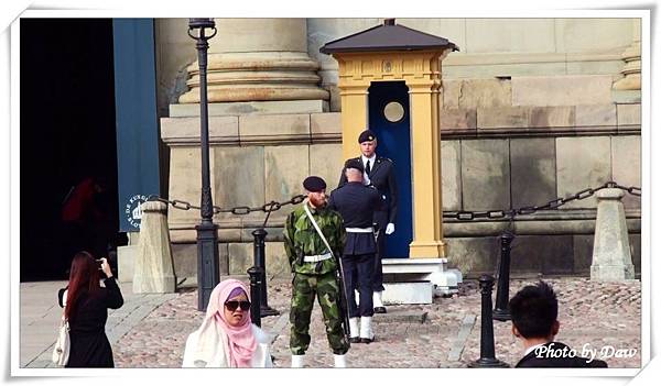 03 Changing guards[Slottsbacken].jpg