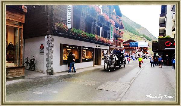 100 CH Zermatt-Bahnhofstrasse.jpg