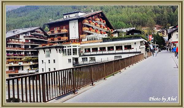 07 CH Zermatt-Kirchstrasse.jpg