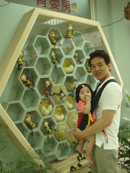 和爸爸.媽媽一起去宜蘭的蜂采館參觀蜜蜂採蜜過程