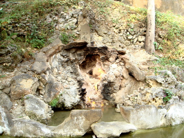 台南白河關仔嶺風景區-水中有火,火中有水的水火同源