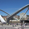 800px-Gateshead_millenium_bridge_open.jpg