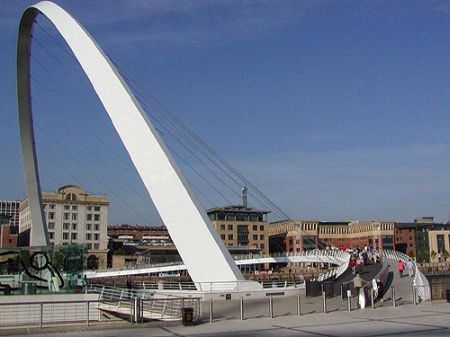 Millenium_bridge_close.jpg