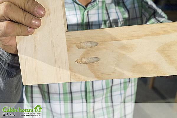 木材對接，使用木工工具KregK4鑽孔治具留下孔洞，假設這是門框，開門就會看到木板後面的孔洞，需要用無縫木塞處理