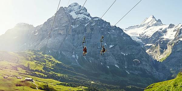 Grindelwald-First-Flieger-Sommer-Wetterhorn-Schreckhorn-Alpen