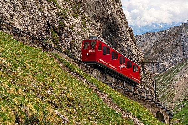 1083px-Pilatus_railway_train